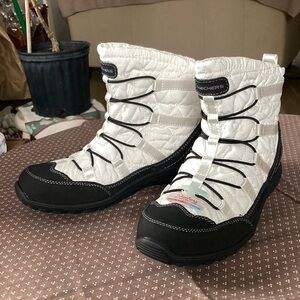 Skechers Women's White and Black Quilted Boots